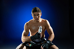 Boxtalent und GBU-Weltmeister Vincent Feigenbutz steigt am 17.10.2015 mit dem K.O.-Schutz POWERLOOK in den Ring