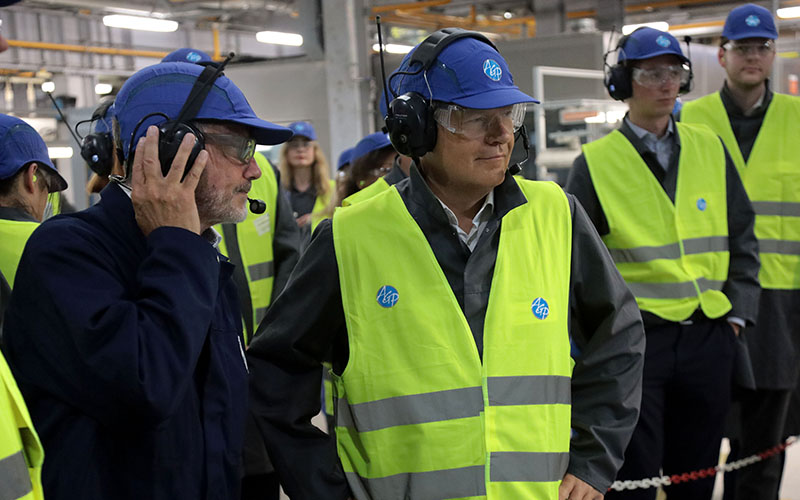 Bundeswirtschaftsminister Habeck zu Besuch bei Ardagh Glass Packaging in Obernkirchen